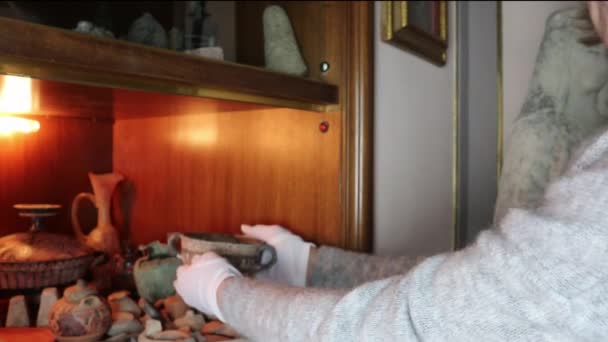 고고학발견흰색 장갑을 사람에 박물관 이탈리아 시칠리아 — 비디오