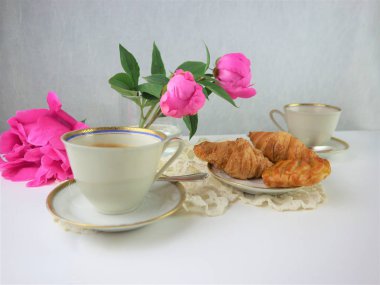 kahve ve kruvasan, pin buketi ile kahvaltı
