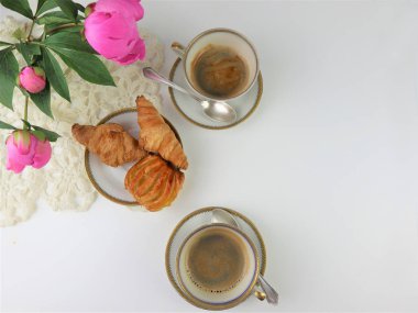 kahve ve kruvasan iki fincan kahvaltı