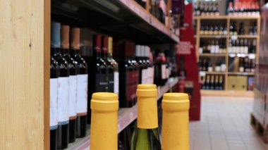 beyaz şarap şişe şarap dükkanı