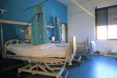 Yataklı hastane koğuşu