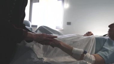 Close. Hastanede damlalıklı erkek eli. Adam hastane odasında. Sağlık sağlık ve şifa bir konudur