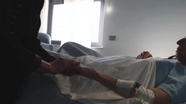 Close. Hastanede damlalıklı erkek eli. Adam hastane odasında. Sağlık sağlık ve şifa bir konudur