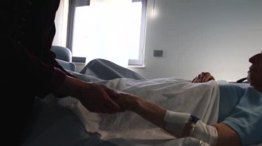 Close. Hastanede damlalıklı erkek eli. Adam hastane odasında. Sağlık sağlık ve şifa bir konudur