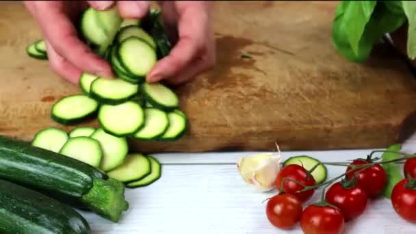Zucchini Skivade Med Körsbär Och Herbsfresh Zucchini Med Basilika Träbord — Stockvideo