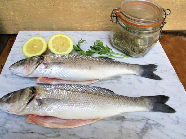 Friss hal, citrom és fűszerek a márvány — Stock Fotó