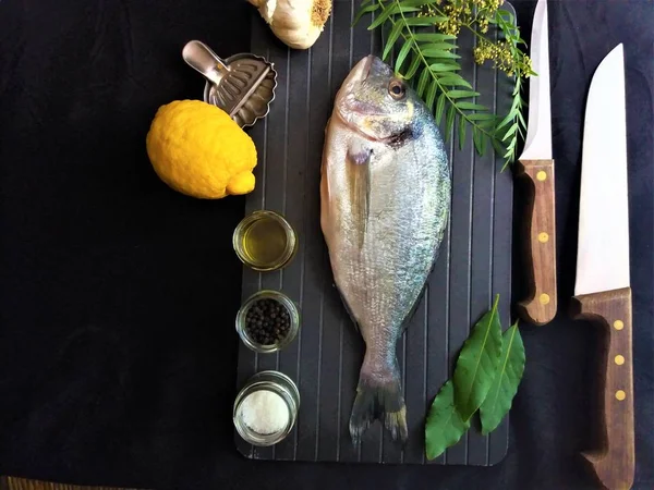 limon ve baharat ile taze balık 