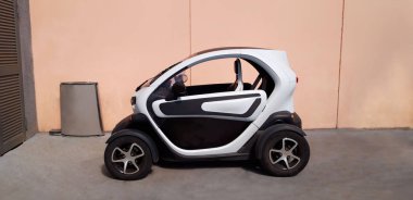 küçük siyah beyaz araba