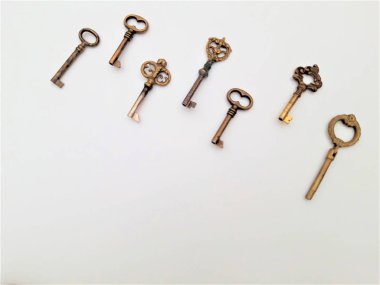 Beyaz arkaplanda eski anahtarlar. 