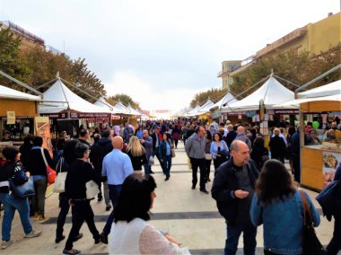 Zafferana, Sicilya / İtalya - 21 Ekim 2018: Sonbahar Festivali, sebze, meyve, et ürünleri, şeker, el işi