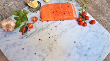 Beyaz mermer arka planda taze çiğ balık somon