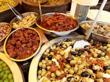 Turşu çeşitli zeytin soğan havuç lupins acı biber gherkin bir satır. İtalya. Sicilya