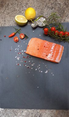  lezzetli aromatik otlar, baharatlar ve sebzeler - sağlıklı gıda, diyet veya pişirme kavramı ile taze somon fileto bölümünü