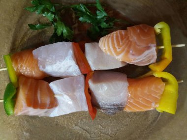 Biber ile taze çiğ somon şiş