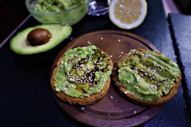 Avokado tost , tost ekmek m üzerinde havai manzaralı avokado sandviç