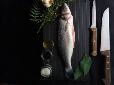 Limon, sebze, baharat ve yağ ile taze balık