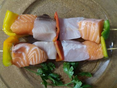 Biber ile taze çiğ somon şiş