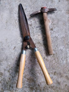 Vintage tarzı kirli grunge arka plan üzerinde eski kirli grunge paslı bahçe araçları