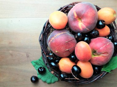 ahşap masa üzerinde taze meyve sepeti