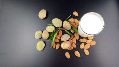 Badem ve taze süt. Doğal organik vejetaryen içecek