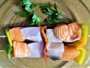 ızgara için ahşap çubuklar üzerinde çiğ somon. 