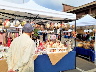 İtalya, Sicilya, Zaferana-21 Ekim 2018: Sonbahar Festivali, sebze satışı, meyve, et ürünleri, tatlılar, el sanatları