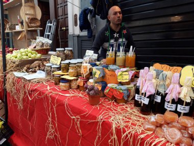 Zafferana, Sicilya / İtalya - 21 Ekim 2018: Sonbahar Festivali, sebze, meyve, et ürünleri, şeker, el işi