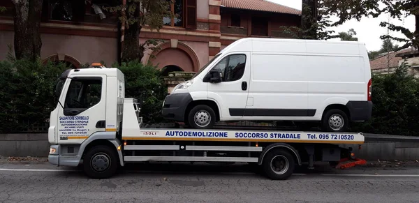 sokakta beyaz minibüs ile çekici kamyon