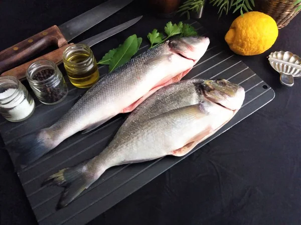 Pescado Fresco Con Limón Verduras Especias Aceite —  Fotos de Stock