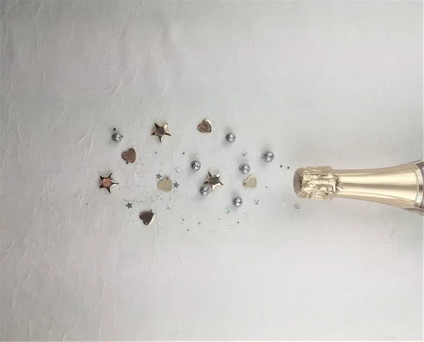Garrafa de champanhe com confete — Fotografia de Stock