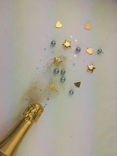 Photo Concept Créatif Bouteille Champagne Avec Confettis Sur Fond — Photo