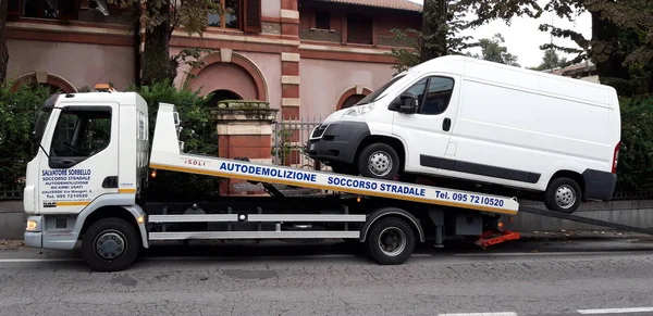 tow truck with white van at street