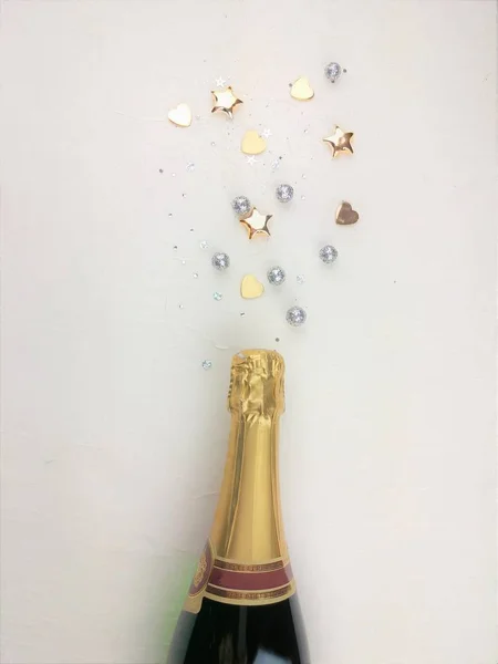 パーティーストリーマー付きのチャマニュボトル パーティー最小限のコンセプト 新年のカウントダウン — ストック写真