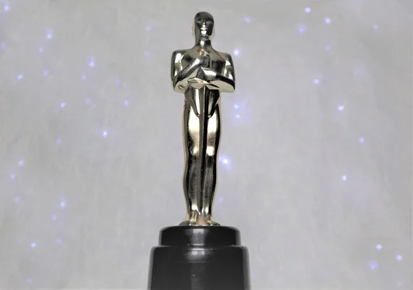 La estatua de oro de Oscar sobre un fondo blanco —  Fotos de Stock