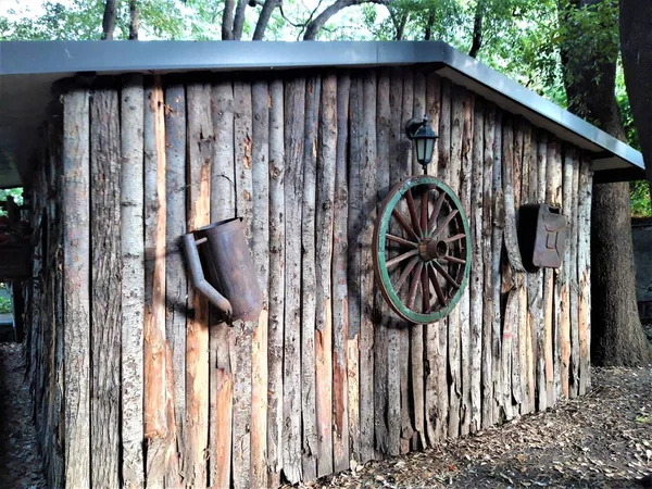 庭のアクセサリーが付いている古い木製の小屋 — ストック写真