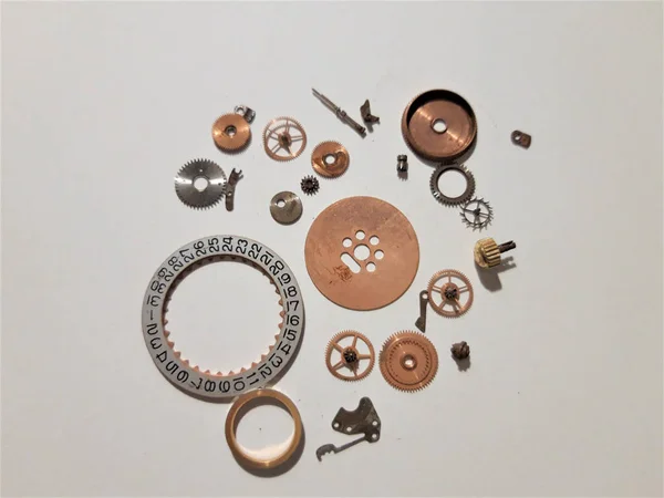 Gölgeleri ile beyaz arka plan üzerinde çeşitli Clockwork yedek parçası.