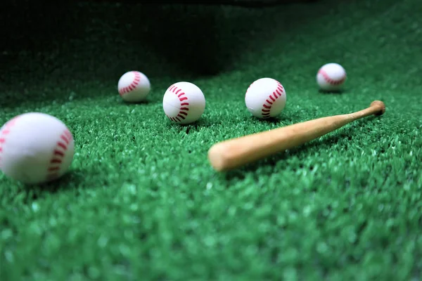 Beisebol e morcego na grama verde com espaço de cópia — Fotografia de Stock