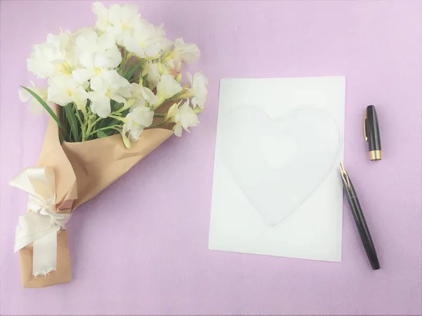 Букет з білих квітів на фіолетовому фоні . — стокове фото
