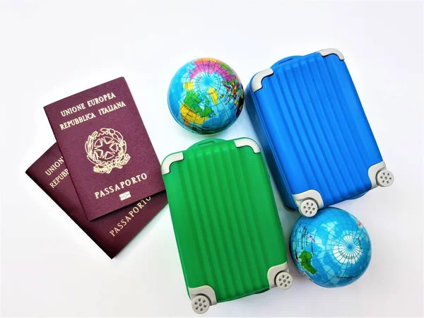 seyahat konsepti, pasaportlar, mini lugagges ve küreler