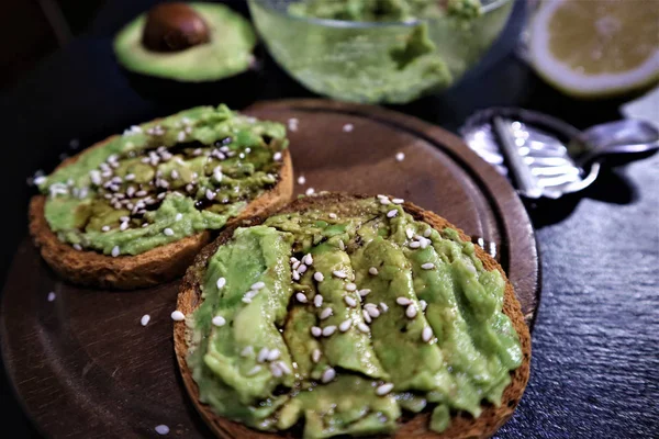 Avokado tost , tost ekmek m üzerinde havai manzaralı avokado sandviç