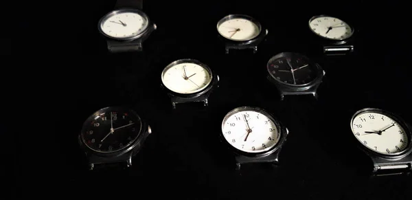 Relojes Sobre Fondo Negro Concepto Gestión Del Tiempo —  Fotos de Stock