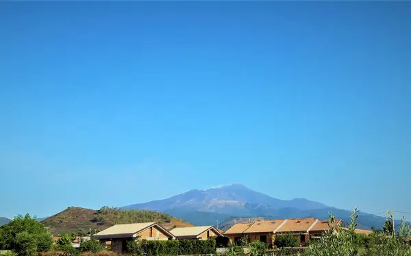 Evlerin Çatıları Etna Dağı Üzerinde Mavi Gökyüzü Nün Doğal Görünümü — Stok fotoğraf
