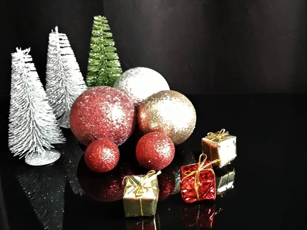 Composição Decorada Natal Com Pequenos Abetos Bugigangas Presentes — Fotografia de Stock