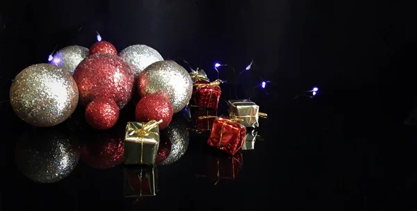 Noel Kompozisyon Parlak Süs Eşyaları Mini Hediye Kutuları — Stok fotoğraf