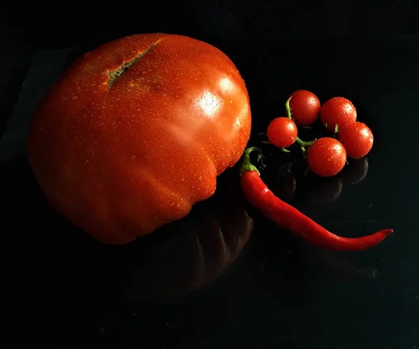 Große Rote Tomate Kirschtomaten Und Rote Chilischote Mit Dunklem Hintergrund — Stockfoto