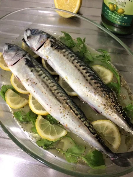 Pescado Fresco Con Limón Verduras Especias Aceite —  Fotos de Stock