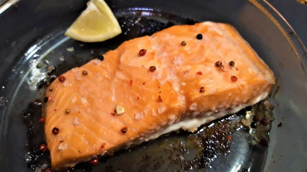 Delicious cooked salmon fish fillets. — Stock Photo, Image