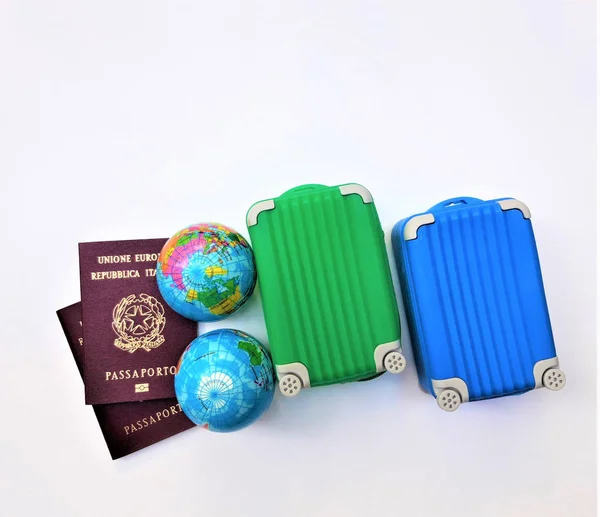 Dois passaportes europeus italianos, duas malas — Fotografia de Stock