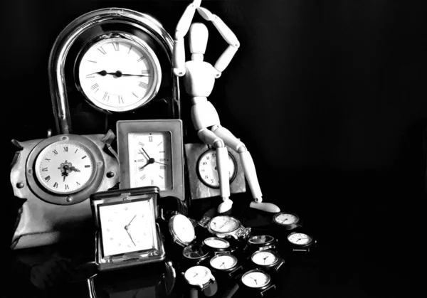 Figura Hombre Madera Con Relojes Sobre Fondo Oscuro — Foto de Stock