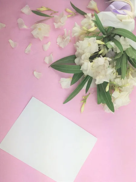 Csokor fehér virágot rózsaszín háttér. — Stock Fotó
